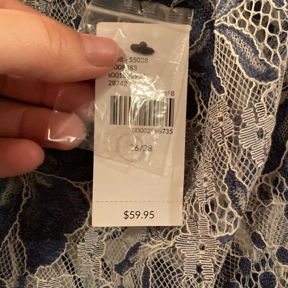 NWT LANE BRYANT 26/28 off shoulder sleeve blue and white floral lace tank top - Picture 4 of 8